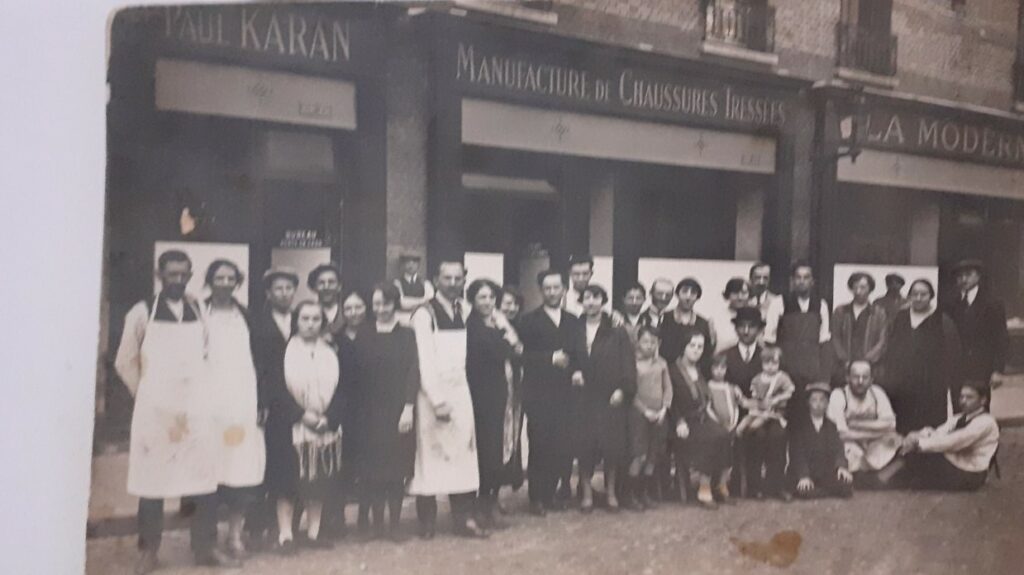 Представљање блога IMIGRA Pavle Karanović, immigrant serbe devant sa manufacture de chaussures à Paris, années 1920
